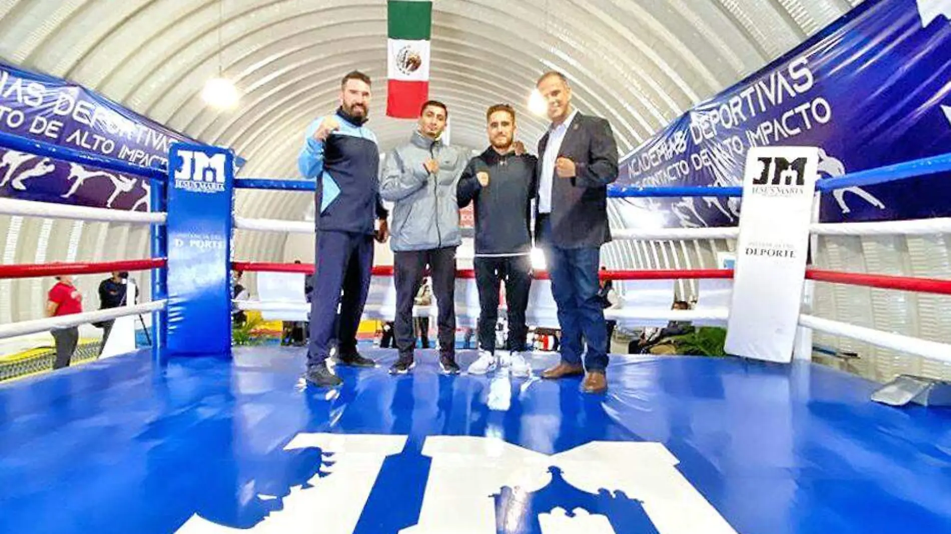 boxeadores y alcalde JM en el ring